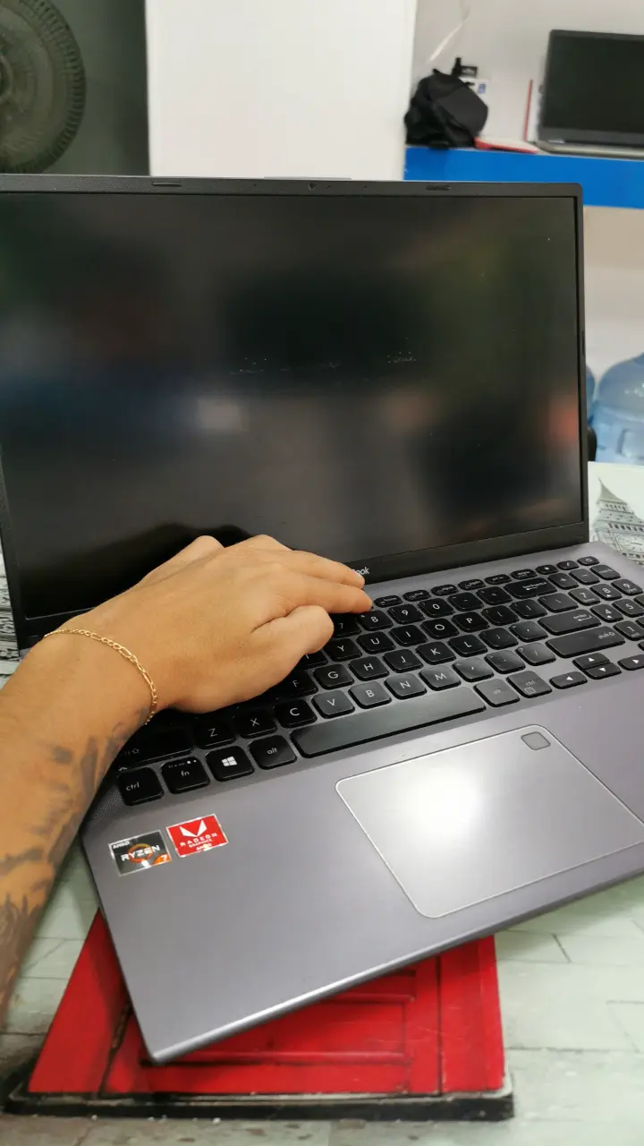 Portátil Asus Ryzen 7, foto 2 de 2